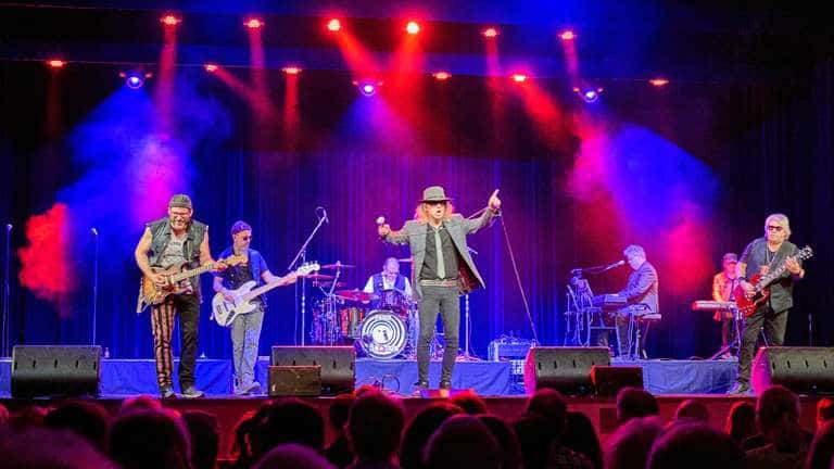 44236138-neu-isenburg-30-lions-benefiz-konzert-udomat-christian-pietsch-mit-der-band-panikgenossen-auf-der-buehnen-in-der-hugenottenhalle-1Z70